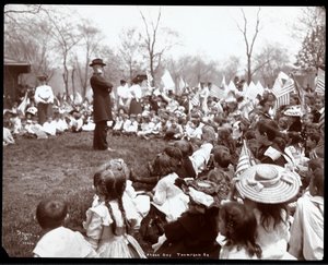 Lapset katsomassa viihdyttäjää Arbor Dayna Tompkins Square Parkissa New Yorkissa, 1904 (hopeagelatiiniprintti)